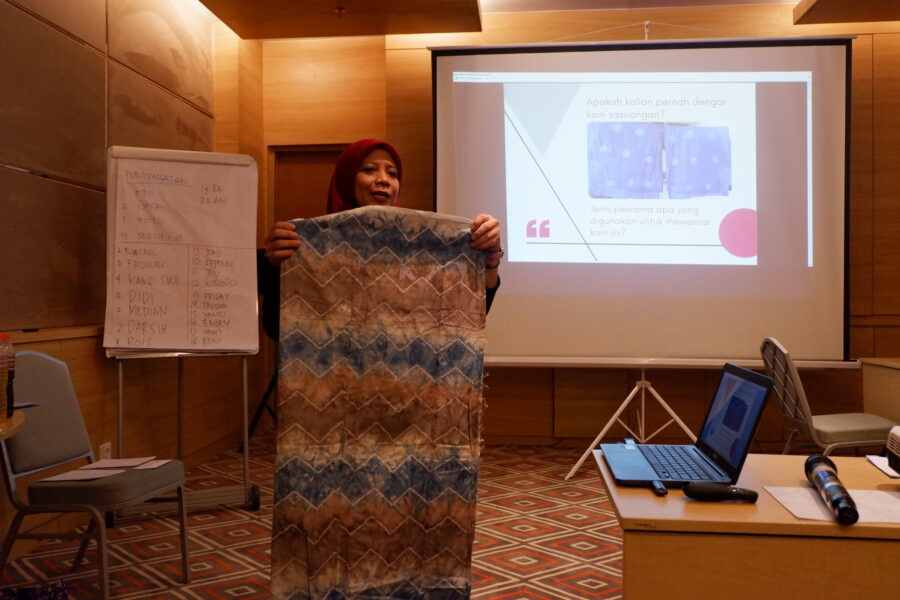 WEA Leader Reni Andrina Rahmawati presents Kalimantan's traditional fabric, Sasirangan, made with natural dye and fiber.