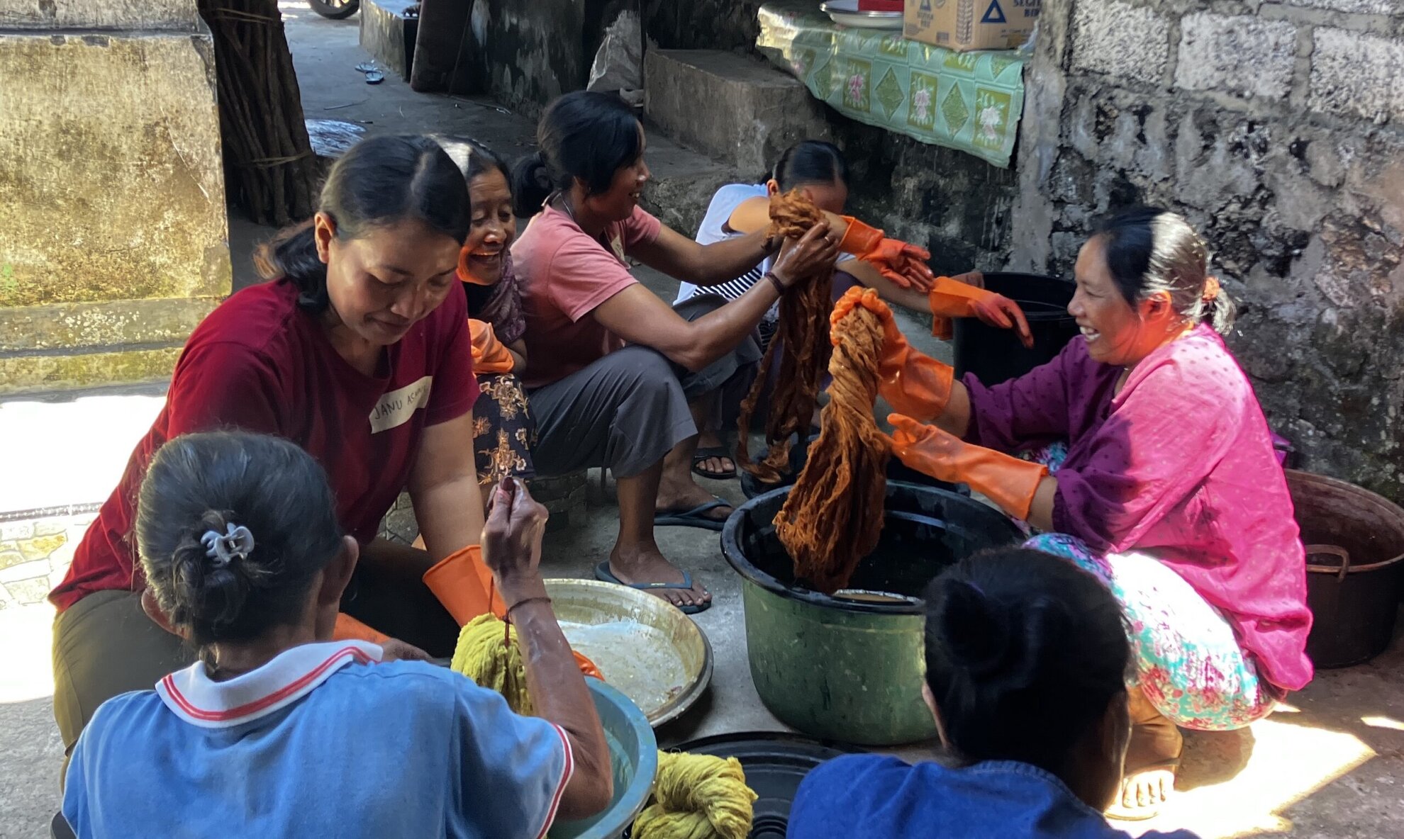 Indonesia, Kopernik - Women weavers in Tanglad Village, Nusa Penida, collectively and collaboratively experiment with natural sources as dyeing ingredients for their products (1)