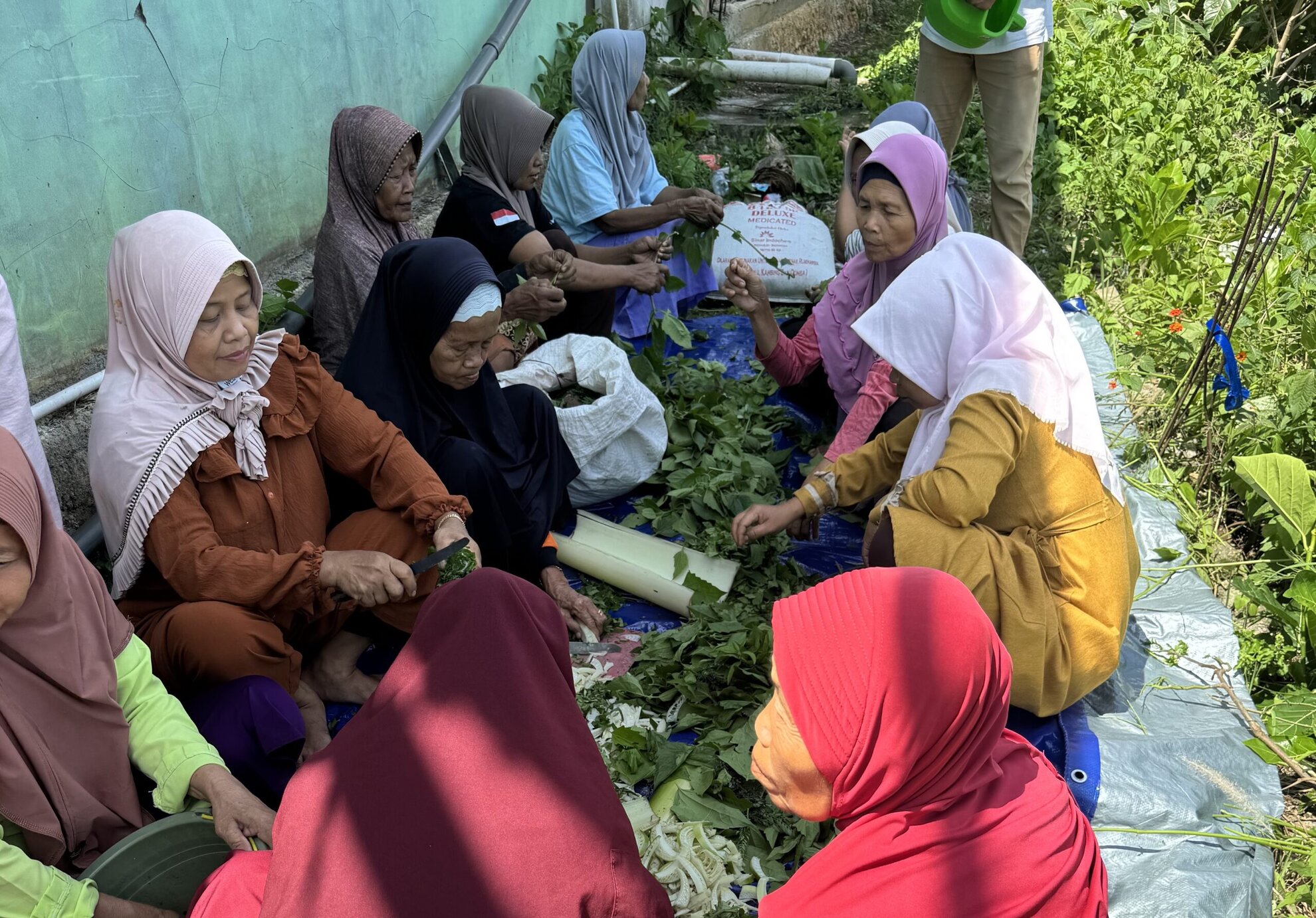 The women practiced making compost fertilizer