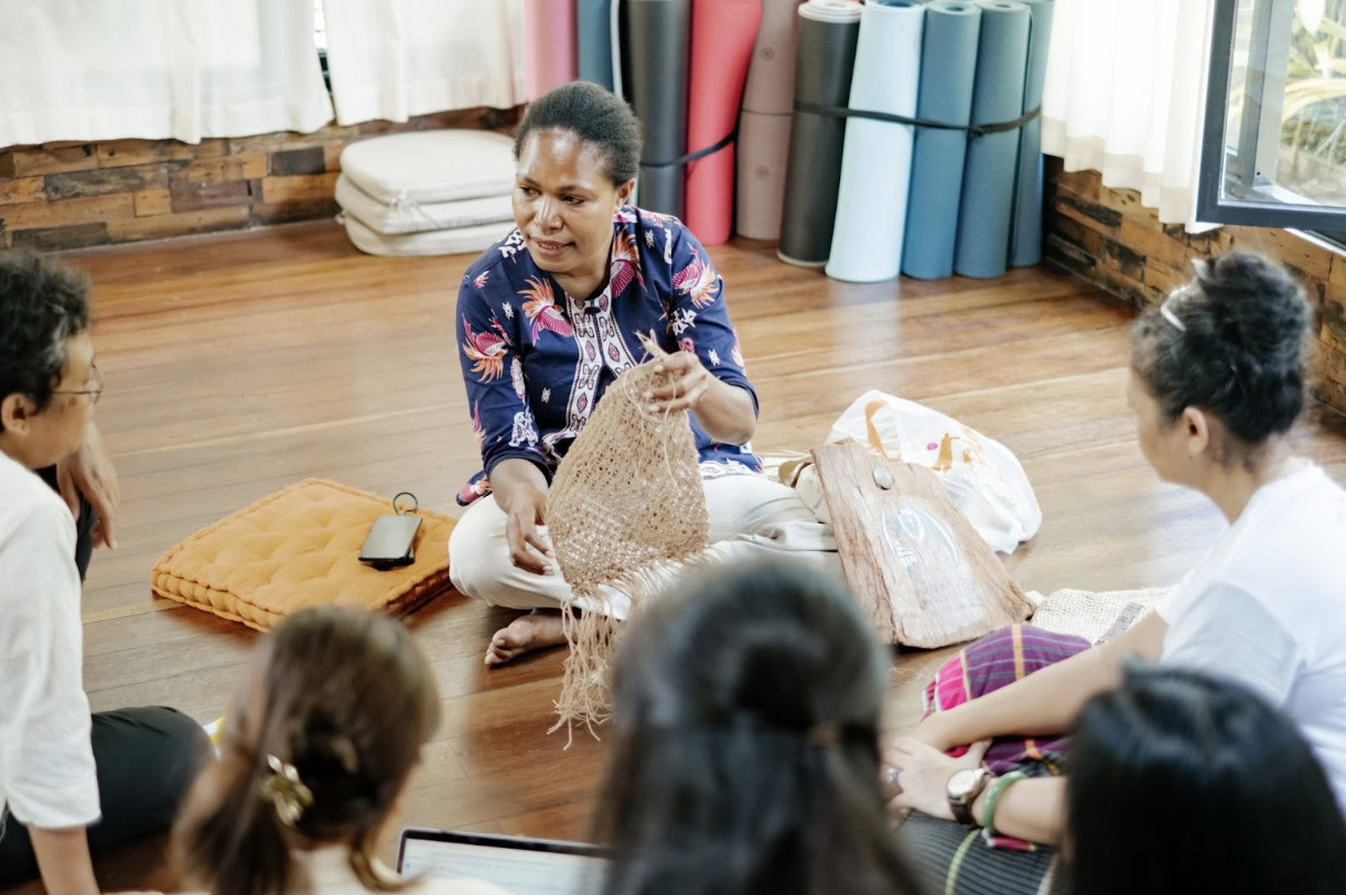 Mince Oyaitou from Kreuw Tangke present her Noken, a multifunctional knotted or woven bag, handcraft of the people of Papua. Photo by: Sony Adam.