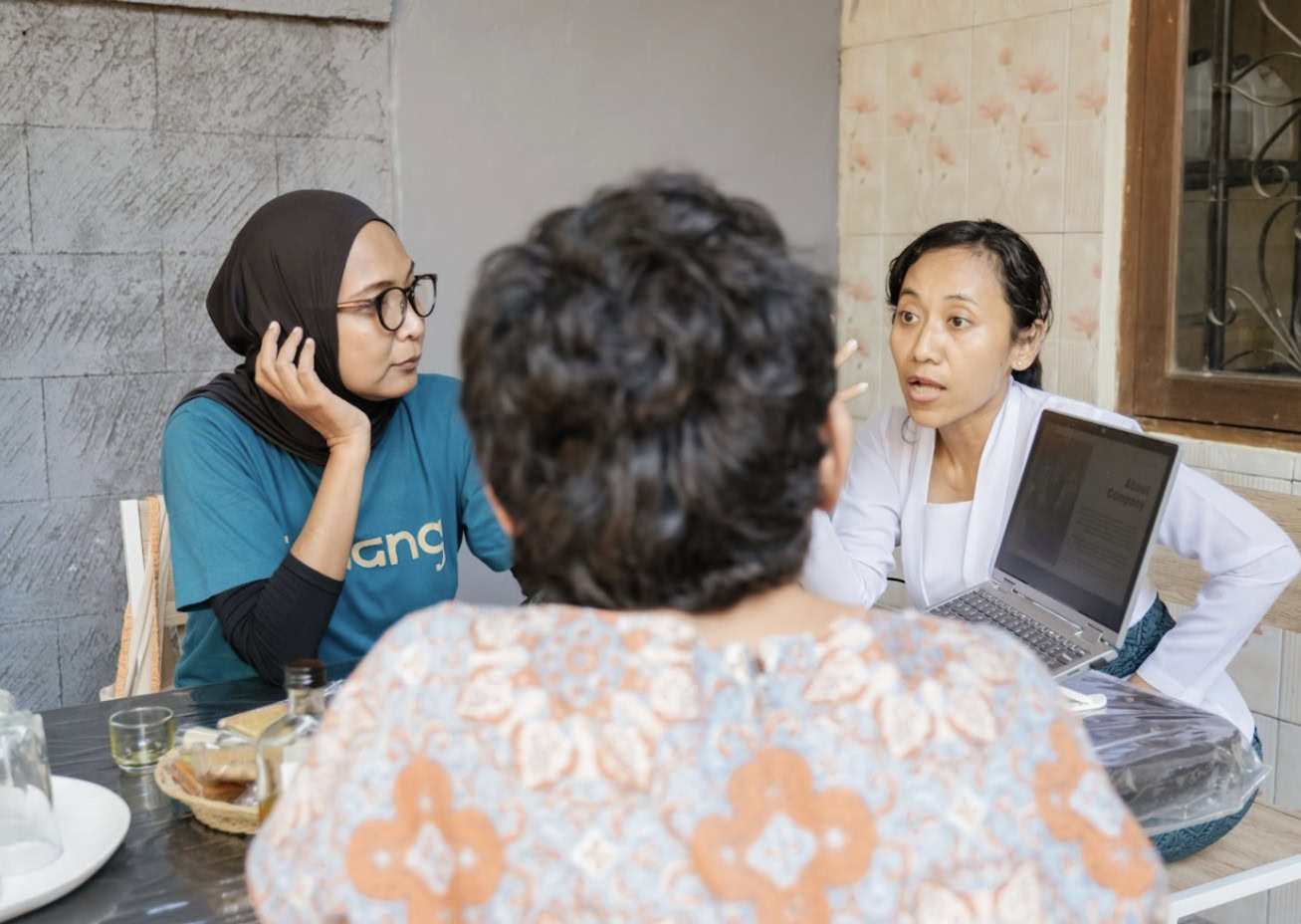 Novi Rovika Sambal SABAI (chili paste) and Rita Sri Mustikasari from Martani Indonesia (herbal tea) from food team learning about product design and branding from Ayu Aryani, founder of Rumah Reina
Photo by: Sony Adam.