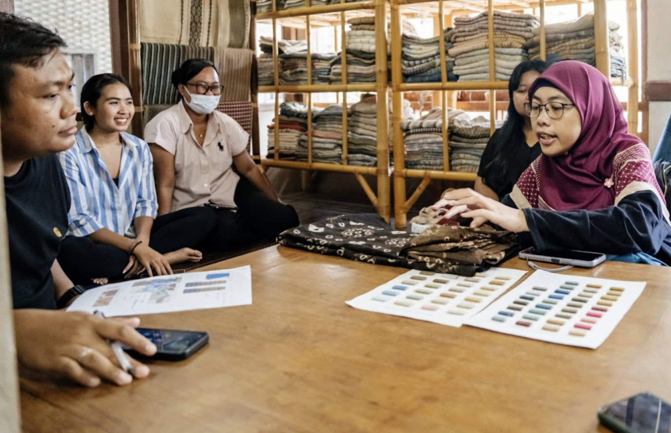 Aziza Nurul Amanah from Kriya Kite presented her Tie-dye textile colored with natural dye extracted from Uncharia gambir processing byproduct sap and the Craft team learned about natural dye textile production from Tarum Bali. Photo by: Prema Ananda.
