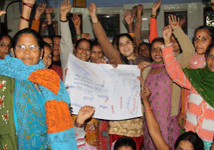 Women farmers and rural NGO leaders sign a Declaration of Women Farmers to assert
their rights as farmers at the 2011 India Women, Food Security and Climate Change Training Program